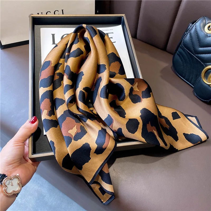 70 cm Luipaardprint Zijden Sjaal voor Vrouwen Imitatie Zijden Sjaals Modieuze en Veelzijdige Hoofddeksels Kleding Vierkante Sjaal