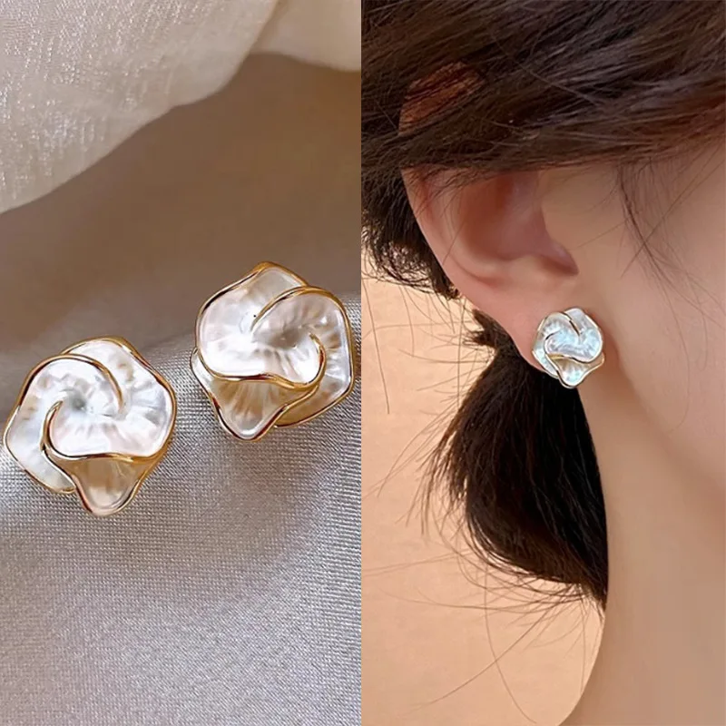 Zarte Kamelie Ohrstecker für Frauen, einzigartiges Blumen-Design, Ohrstecker, Temperament, weiße Ohrringe, täglicher Schmuck, Mädchen-Geschenk