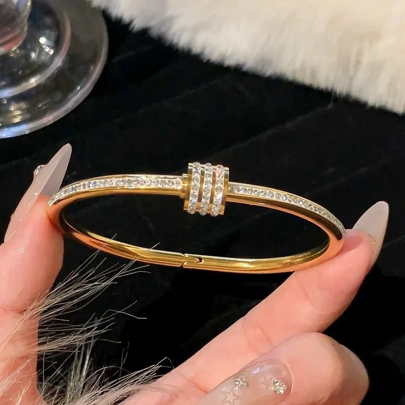 Bracelet plaqué or en titane et acier inoxydable, Zircon incrusté, Style classique et Simple, adapté à un usage quotidien des femmes, 1 pièce