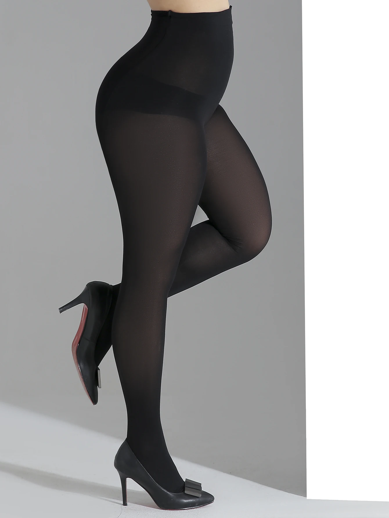 Um par de meias pretas femininas plus size moda plus size meia-calça