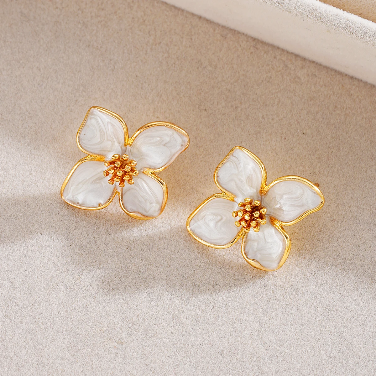 Eleganti orecchini a forma di fiore in smalto di colore bianco per le donne Temperamento semplice Orecchini penetranti carini Accessori per gioielli da festa di moda