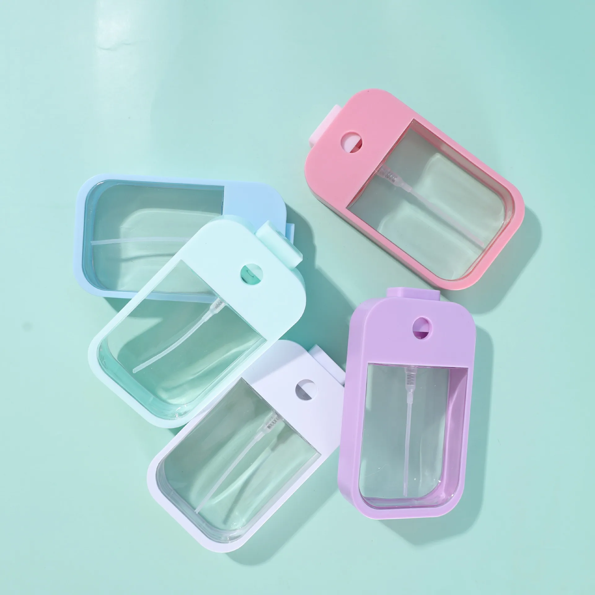 새로운 45ml 토너 디스펜서 재사용 가능한 휴대용 충전 향수병 미니 카드 스프레이 병 여행 메이크업 프레스 병