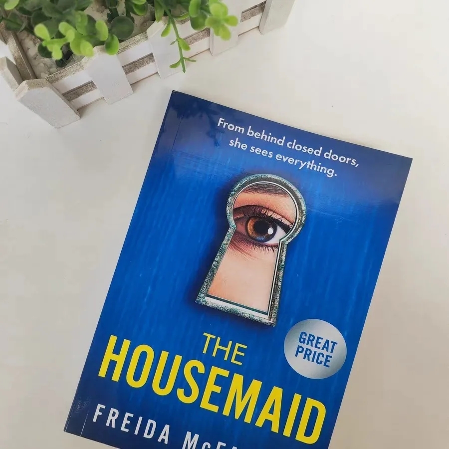 The Housemaid โดย Freida McFadden หนังสือปกอ่อนในหนังสือภาษาอังกฤษ