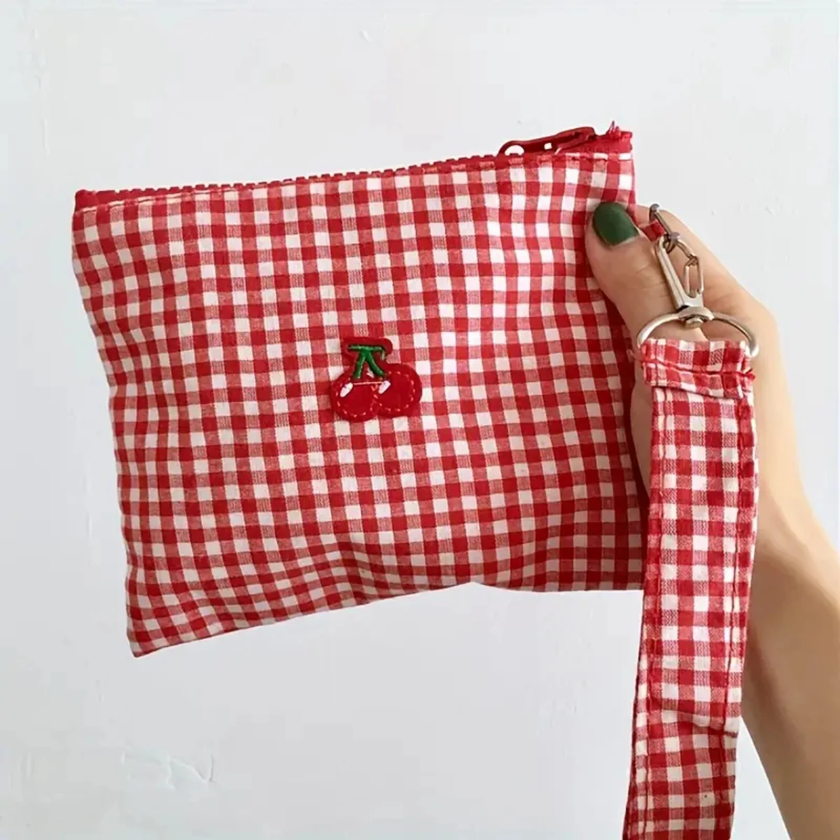 Make-up-Tasche aus rotem Kirsch-Canvas, tragbar und leicht zu tragen. Rot karierte Kosmetik-Lippenstift-Aufbewahrungstasche mit großem Fassungsvermögen.