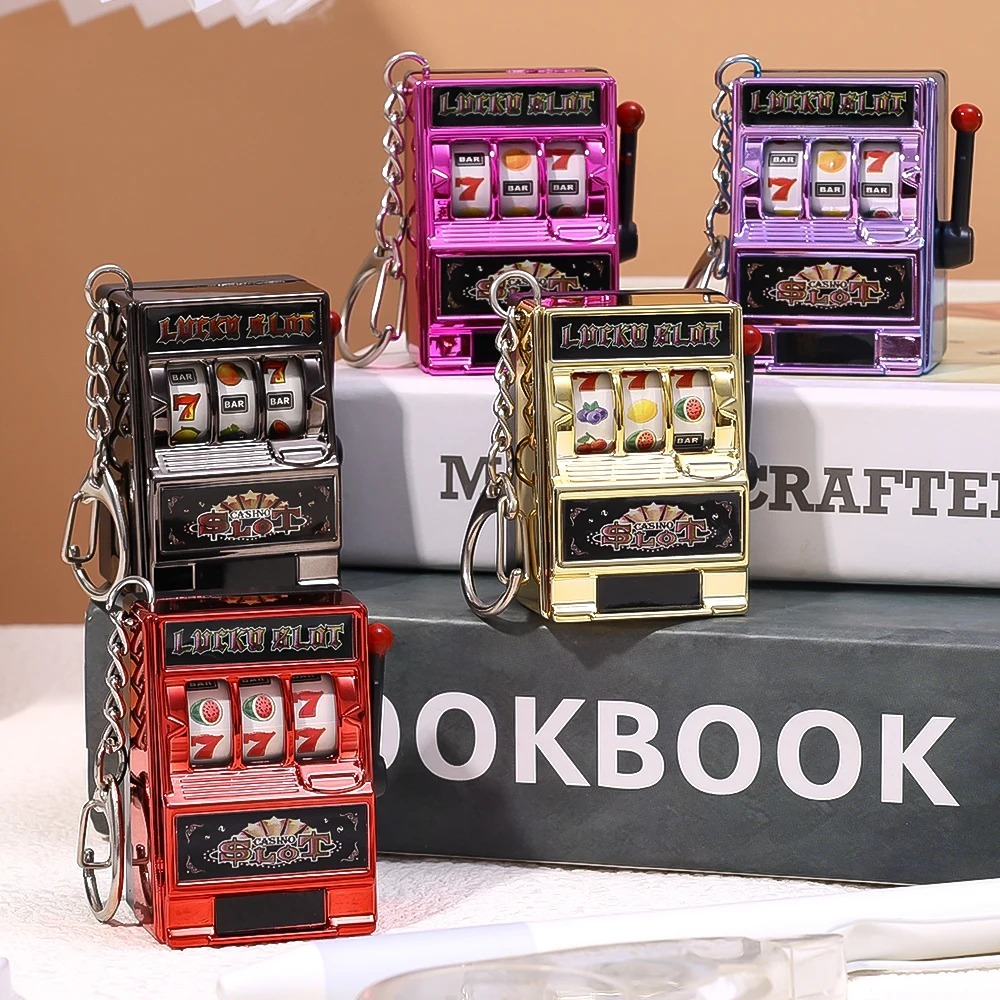 LLavero de tendencia de moda Simple, máquina de frutas de juguete, máquina de ranura, llavero personalizado creativo con colgante de coche, accesorios de regalo