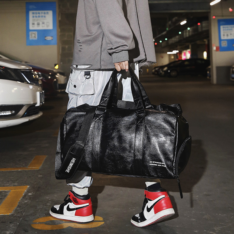 ผู้ชายยิมกระเป๋าโลโก้ที่กําหนดเองขนาดใหญ่แห้งและเปียกฟิตเนสกระเป๋าถือชายหญิงกีฬากระเป๋าบุคลิกภาพการปรับแต่งกระเป๋าเดินทางหนัง PU