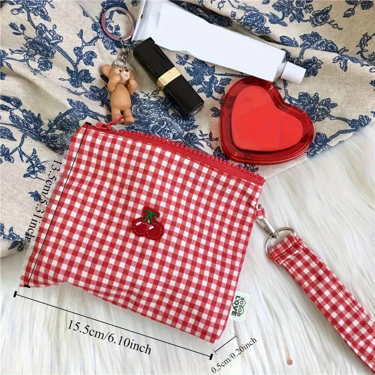 Make-up-Tasche aus rotem Kirsch-Canvas, tragbar und leicht zu tragen. Rot karierte Kosmetik-Lippenstift-Aufbewahrungstasche mit großem Fassungsvermögen.