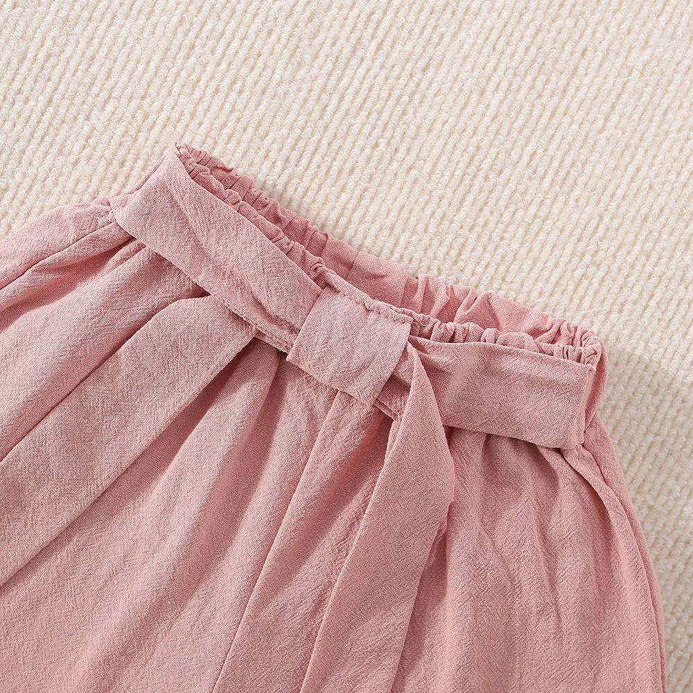 Set di pantaloncini a maniche corte a maniche corte con camicia bianca fresca e alla moda da ragazza estiva sottile dolce e carina