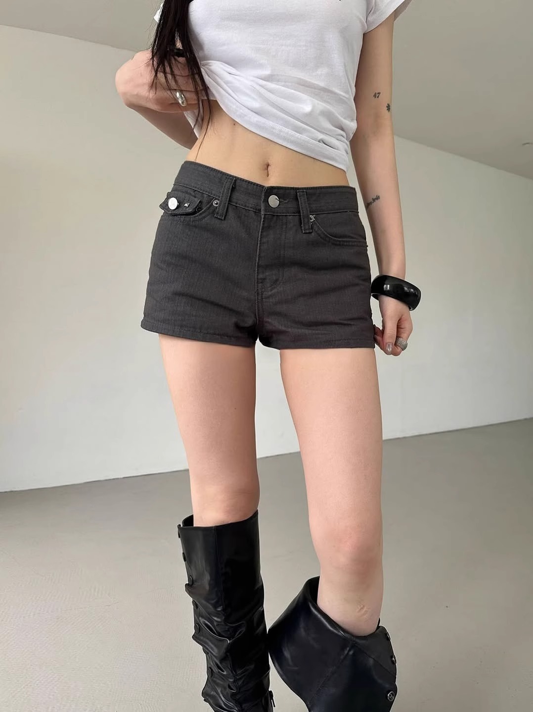 Calça Jeans Super Curta de Cintura Baixa com Design Retrô de Rebites e Efeito Emaecedor, Estilo Casual, Ajuste Padrão, Cor ...