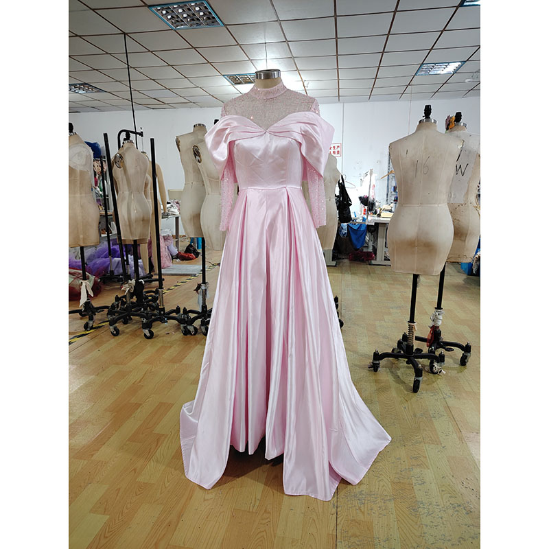 Simples cetim vestido de noite elegante, gola alta, mangas compridas, pérola, plissado, costas completas, comprimento do tornozelo