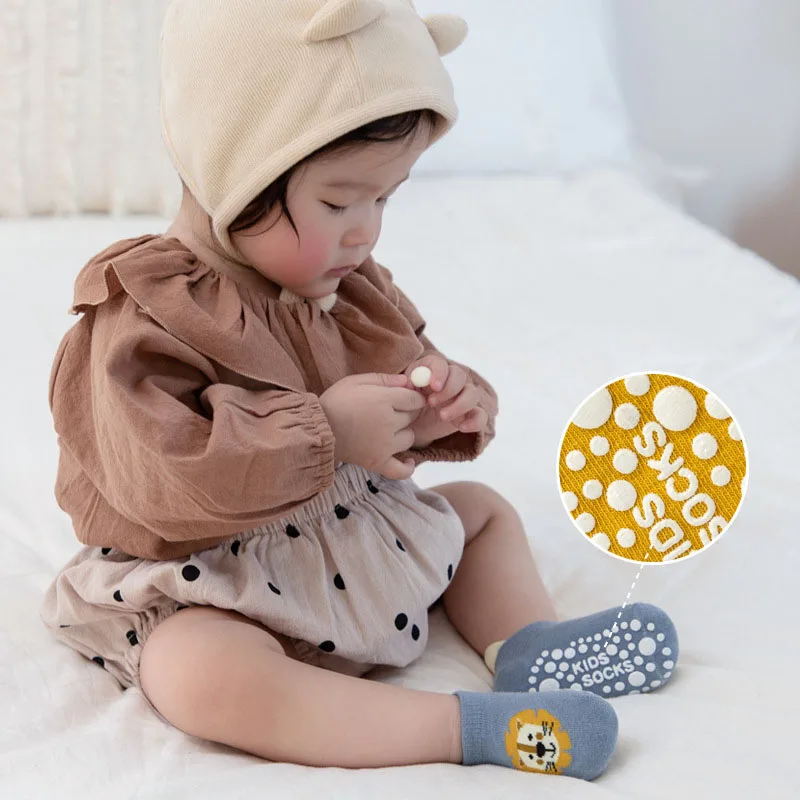 Meias de algodão macio antiderrapante para bebê, meias curtas com sola de borracha, design dos desenhos animados, para a primavera e o outono
