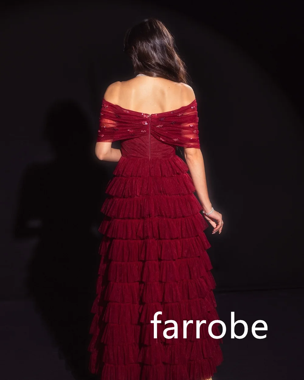 ที่กําหนดเองUnisex TulleจีบฉัตรA-Line Off-The-Shoulder MidiชุดBespokeโอกาสชุดคลาสสิกประณีตโมเดิร์นStyl