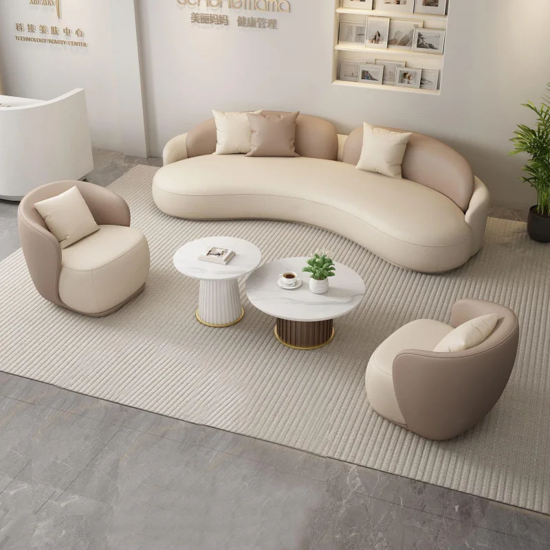 Divano dell'hotel, divano artistico in pelle curva di lusso leggero, pelle antigraffio per gatti, set di riposo per salone di bellezza, combinazione di divani e tavolini da caffè