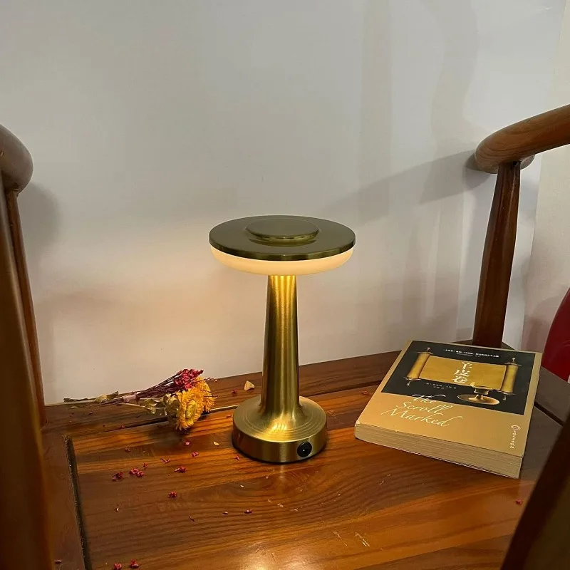 Lampada da scrivania in metallo USB ricaricabile portatile Mood lig Touch Lampada da tavolo Comodino Luce notturna per Bar KTV Hotel Coffee Shop Camera da letto