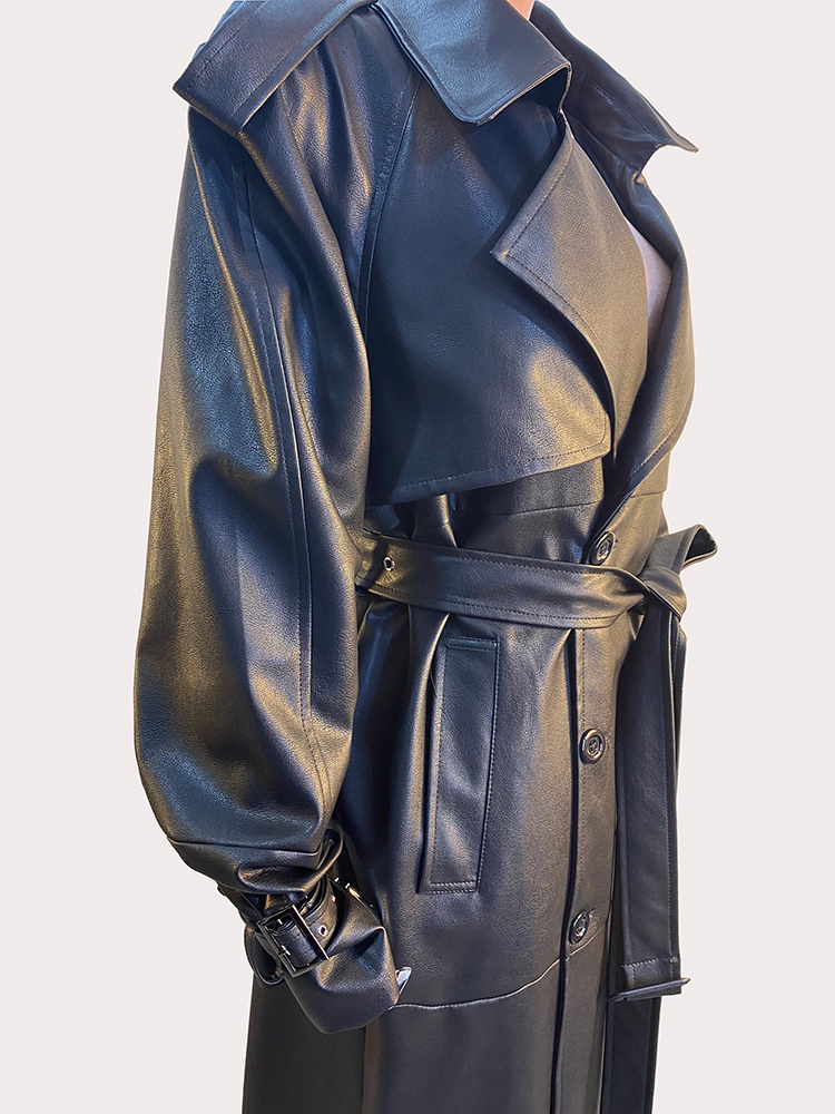 Nerazzurri ฤดูใบไม้ร่วงสีดํายาวพิเศษกันน้ําหนัง Faux Trench Coat สําหรับผู้หญิง Raglan Sleeve เข็มขัดหลวม Casual Maxi Overcoat