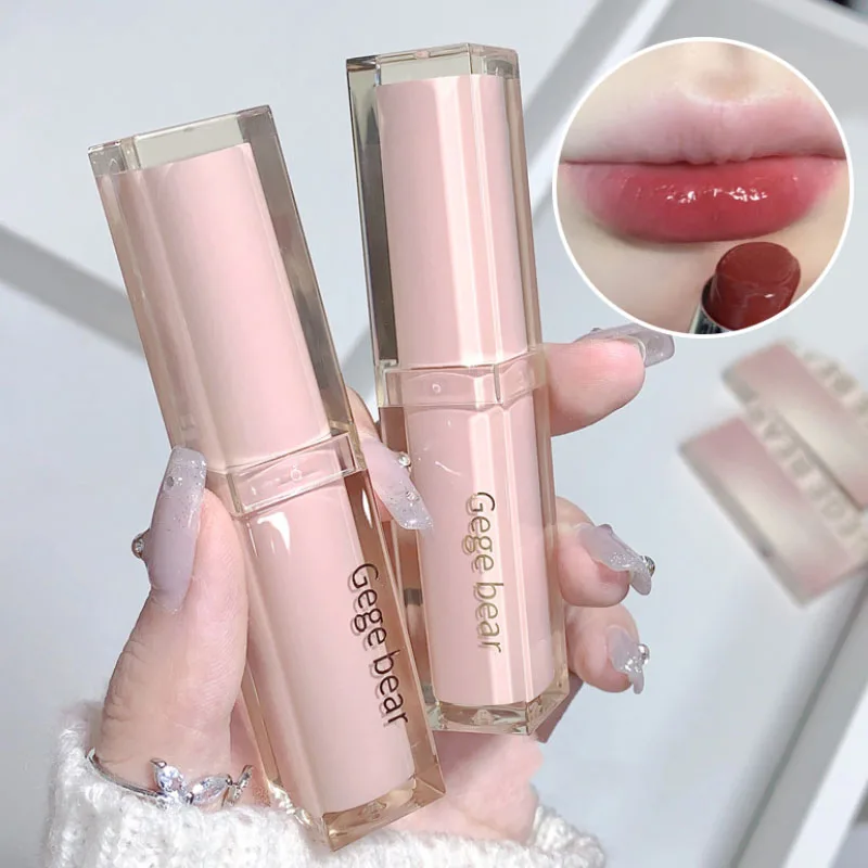 Wanneer Lichte, Zachte En Gladde Lippenstift Hydrateert Hydraterende En Witte, Niet Gemakkelijk Om Vast Te Houden Aan De Beker