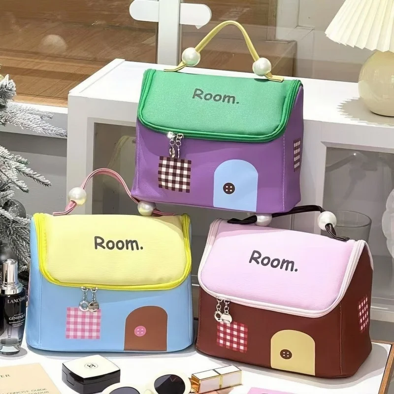 201-Nuevo estilo Bolsa elegante de gran capacidad en forma de casa: bolsa de cosméticos de viaje portátil con diseño de nicho y lindo patrón de dibujos animados