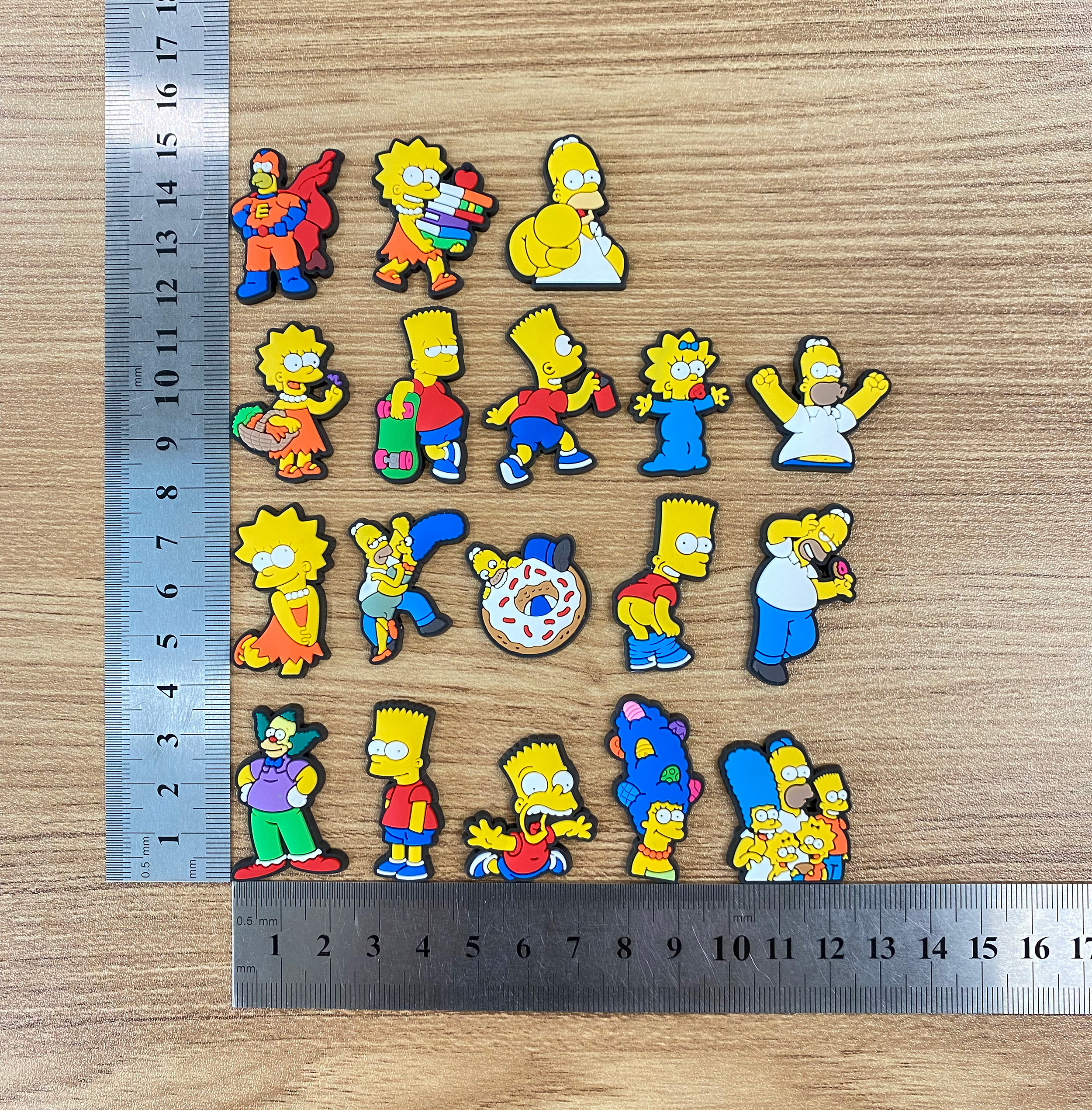 18 pz/set Simpson Decorazione Anime Ciondoli per scarpe Sandali carini Accessori per scarpe Distintivi in PVC Kawaii per bambini maschi e femmine