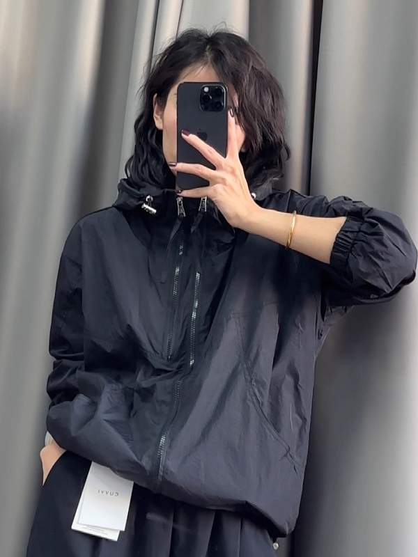 Jaqueta Fena Plus Size com Capuz Solta e Proteção Solar, Disfarça Imperfeições e Modela o Corpo, Estilo Esportivo para Ou...