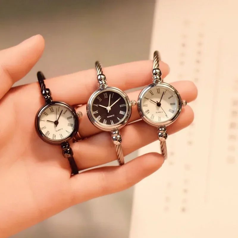 Nueva pulsera pequeña de oro, relojes de lujo de acero inoxidable, relojes de pulsera Retro de cuarzo para Mujer, Reloj informal de moda para Mujer