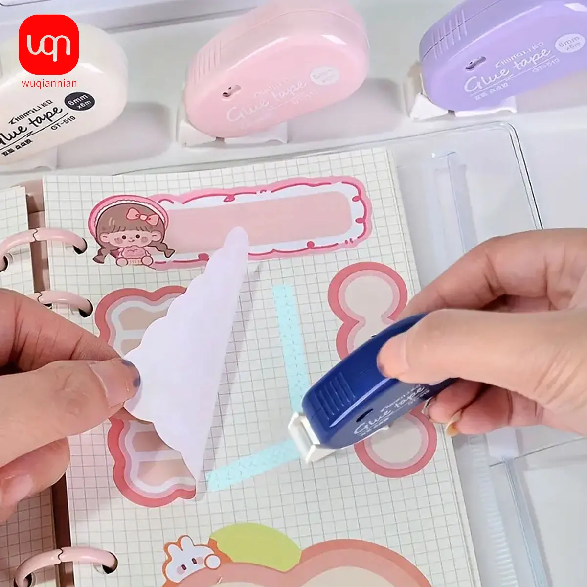 เทปสองหน้าแบบลบได้ WQN-1PC ขนาด 196.85 นิ้ว * 6 มม. สำหรับงาน DIY สมุดภาพ คอลลาจ อัลบั้มรูป เครื่องเขียน เทปม้วนแบบจุด สำหรับโรงเรียนและสำนักงาน