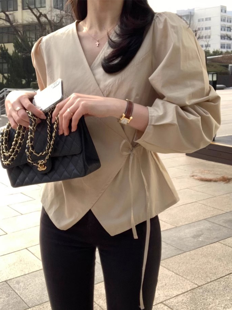 シックな V ネック長袖非対称シャツ女性のファッションデザインノットウエストルーズフィット韓国スタイル通勤秋 2024