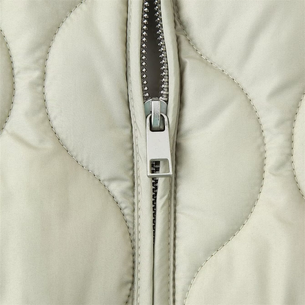 PB & ZA2024 ฤดูใบไม้ร่วงเสื้อผ้าสตรีใหม่สไตล์รอบคอหลวมน้ําหนักเบากระเป๋าตกแต่งเสื้อแจ็คเก็ตผ้าฝ้ายQuilted Coat