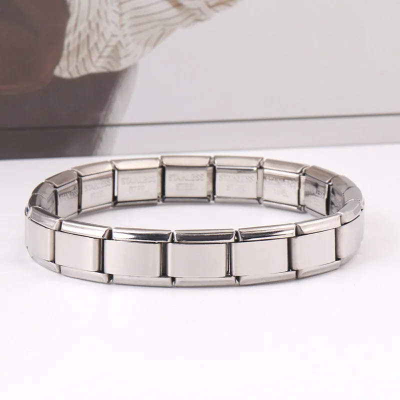 Nome do produto: Pulseira esculpida em aço inoxidável com pedra da lua Material: Aço inoxidável Tamanho: 17,5 centímetros de comprimento Cor: Aço