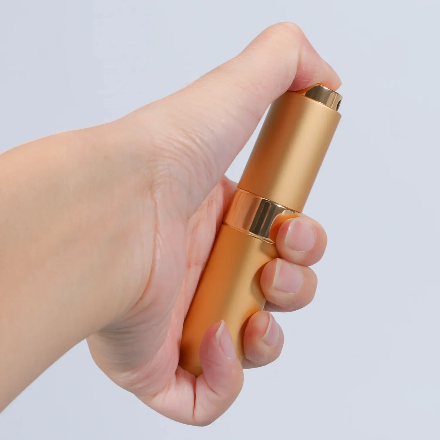 Bottiglia di ricarica per profumo Bottiglia di profumo riutilizzabile in alluminio metallico da 8 ml Bottiglia spray Atomizzatore portatile Profumo da viaggio