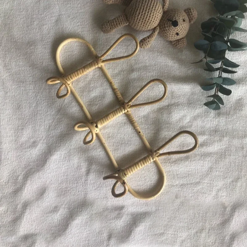 หวาย Wall Hooks เด็กเสื้อผ้า Organizer Rack เสื้อผ้าหมวกตะขอแขวนห้องนอนตู้เสื้อผ้าเด็กตกแต่งห้องจัดเก็บ