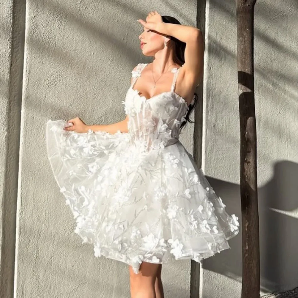 Vestido branco delicado com bordado floral apresenta tecido transparente e design de saia fluida destacando feminilidade e graça no sol