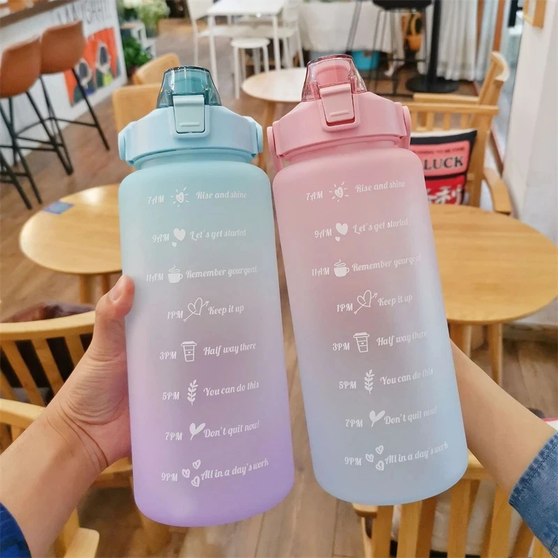 2L ขวดน้ำสำหรับกีฬากลางแจ้งความจุขนาดใหญ่ถ้วยพลาสติกที่สร้างสรรค์กระเด้งกลางแจ้งกระบอกน้ำกันรั่วพร้อมตัวบอกเวลา