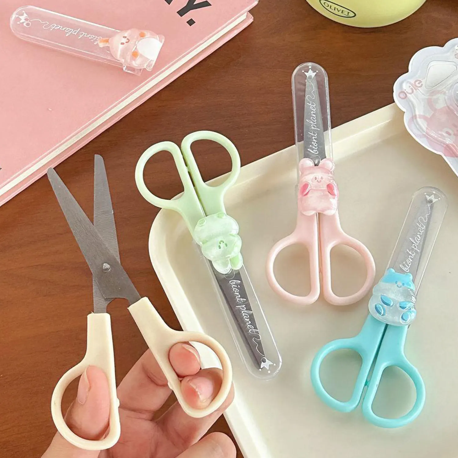 Ciseaux de sécurité à tête ronde pour enfants, couleur macaron mignon, faits à la main, avec housse de protection transparente, 1 pièce