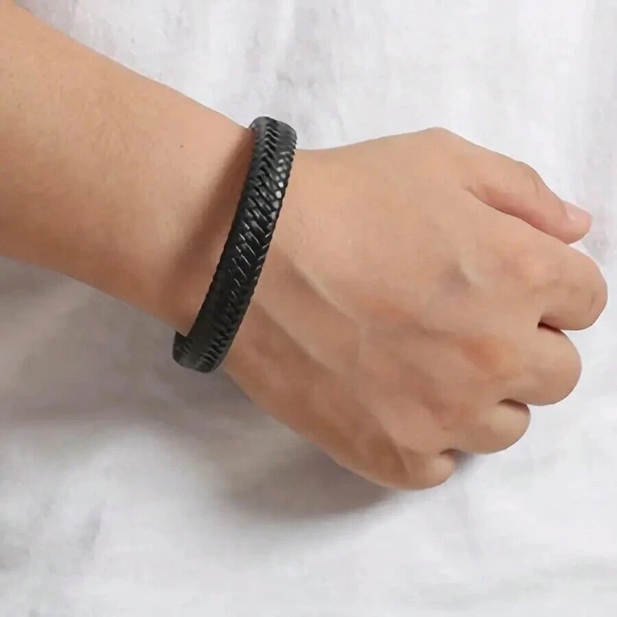 สร้อยข้อมือแม่เหล็กหนัง PU สีดําผู้ชายผู้ใหญ่และมั่นคงและสง่างามให้ผู้ชายของขวัญที่ดีที่สุดสําหรับผู้ชาย