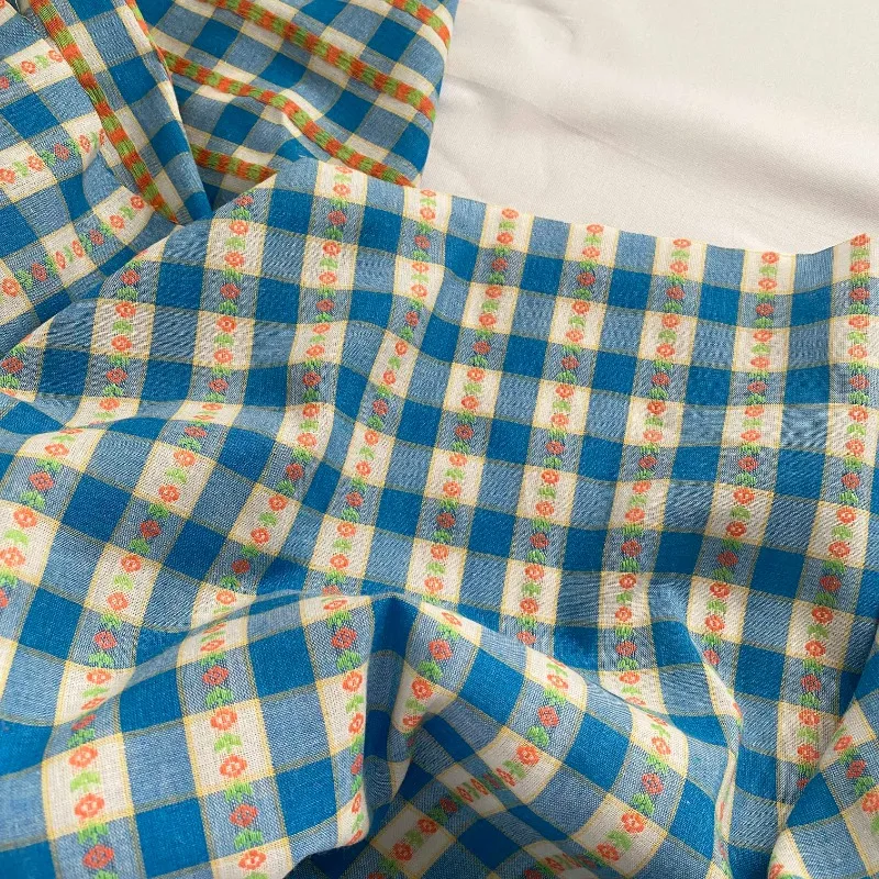 Pequeno fresco azul e branco xadrez requintado tecelagem e bordado pequena flor poliéster algodão roupas tecido diy, 145x50cm