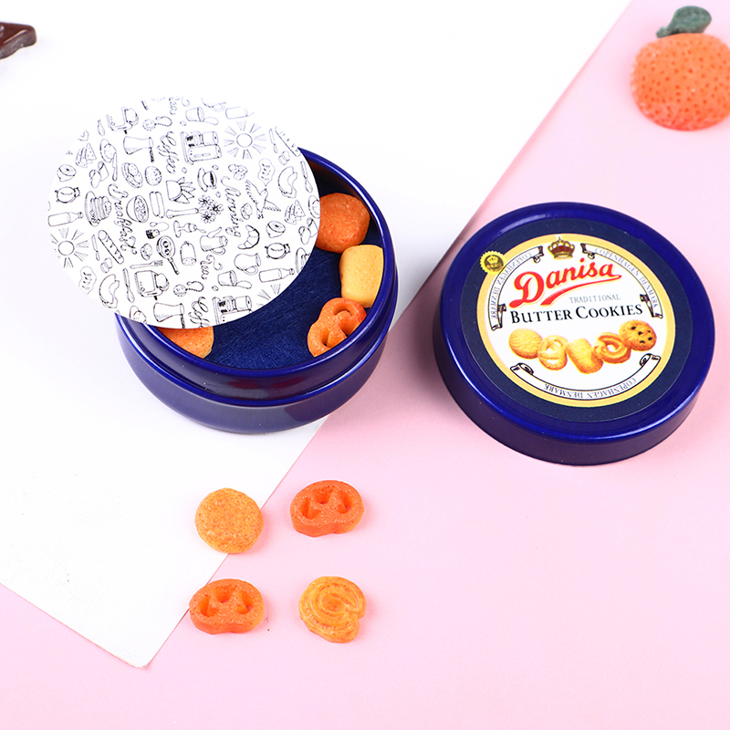 1 ชิ้น 1/12 Dollhouse Miniature ภาษาสวีดิชคําคุกกี้กล่องดีบุกสีฟ้าชุดอุปกรณ์ครัวสําหรับตุ๊กตา House Decor ของเล่นเด็กของขวัญ