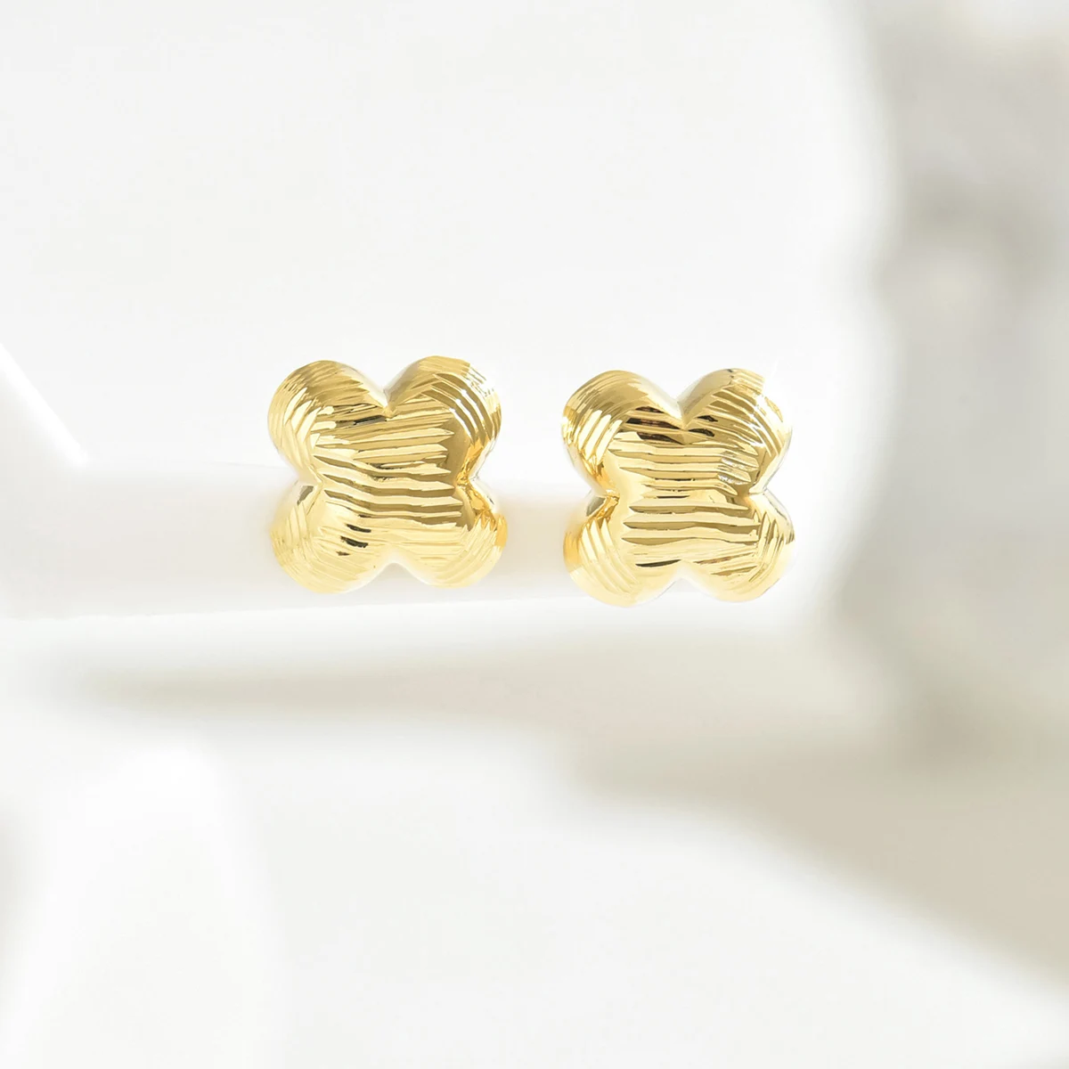 Orecchini classici a forma di C conchiglia a forma di fiore piccolo Orecchini pendenti chic color oro Gioielli per feste con temperamento geometrico in metallo