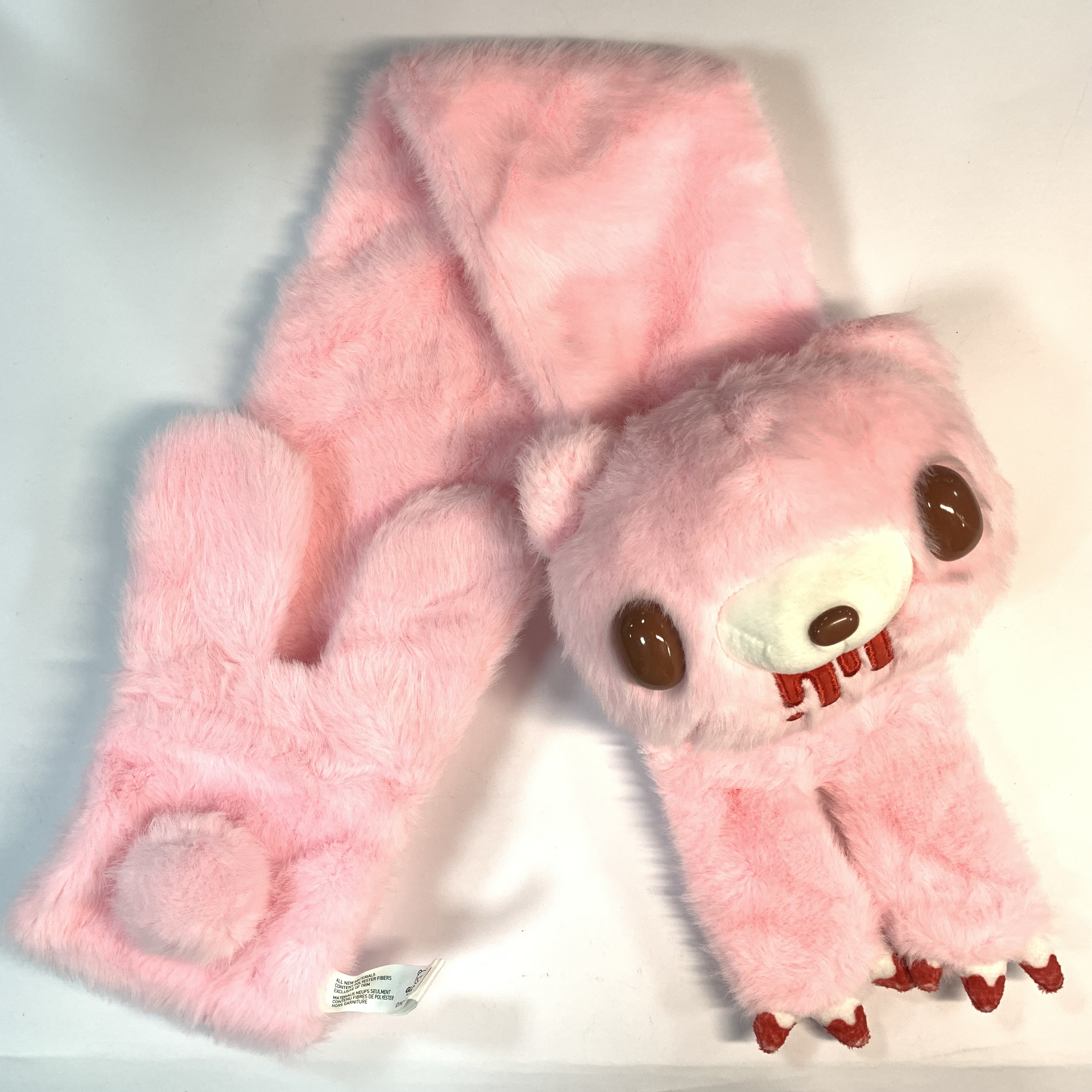 Różowy szalik pluszowy Gloomy Bear. Miękkie sztuczne futro, ikoniczna twarz misia. Ciepłe i stylowe dla fanów.