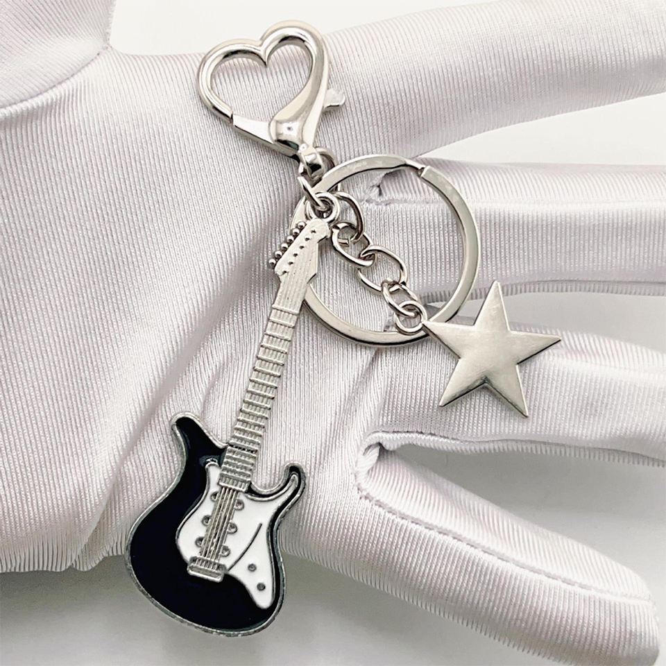 Zakol Y2k Gitaar Liefde Hart Sleutelhanger voor Mannen Vrouwen Cool Pentagram Hanger Mode Rock Punk Accessoires Cadeau