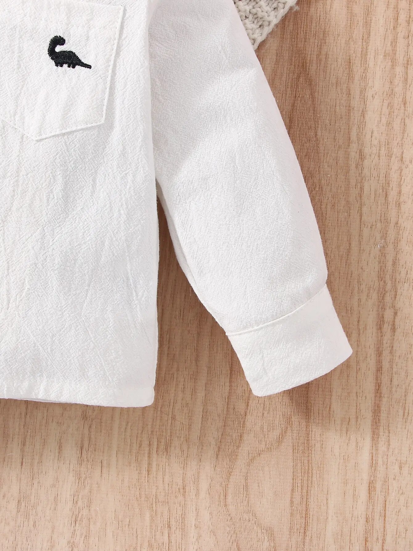 Frühling und Herbst Baby Junge Neue Mode Mode Weißes Hemd Mantel Kleine Dinosaurier Stickerei Muster Freizeit Sport Bequem