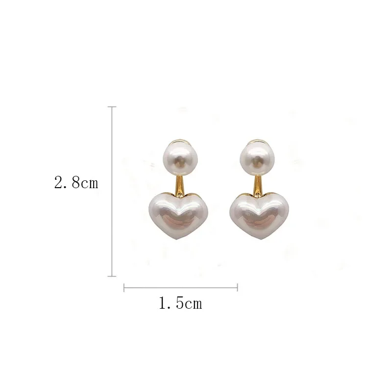 Orecchini di perle finte per le donne Orecchini a bottone rotondi a forma di cuore Eleganti orecchini a bottone con orecchio d'amore Gioielli da sposa per feste Regali di San Valentino