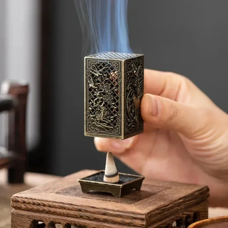 Bruciatore di incenso verticale quadrato Piccolo porta incenso in lega Xiangyun Aromaterapia per interni Ornamento per la casa Bruciatori di incenso di prugna cinese