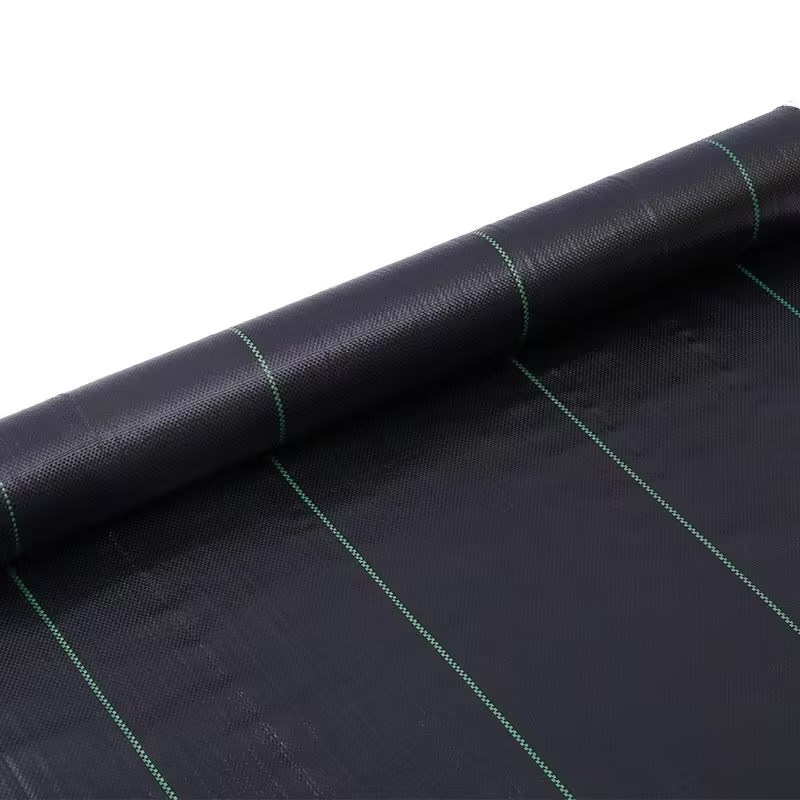 Venta al por mayor de barrera de malas hierbas geotéxtil tejida de PP negro, alfombrillas de protección UV de 90GSM, cubierta de suelo para jardín de granja, estera de Control de malezas