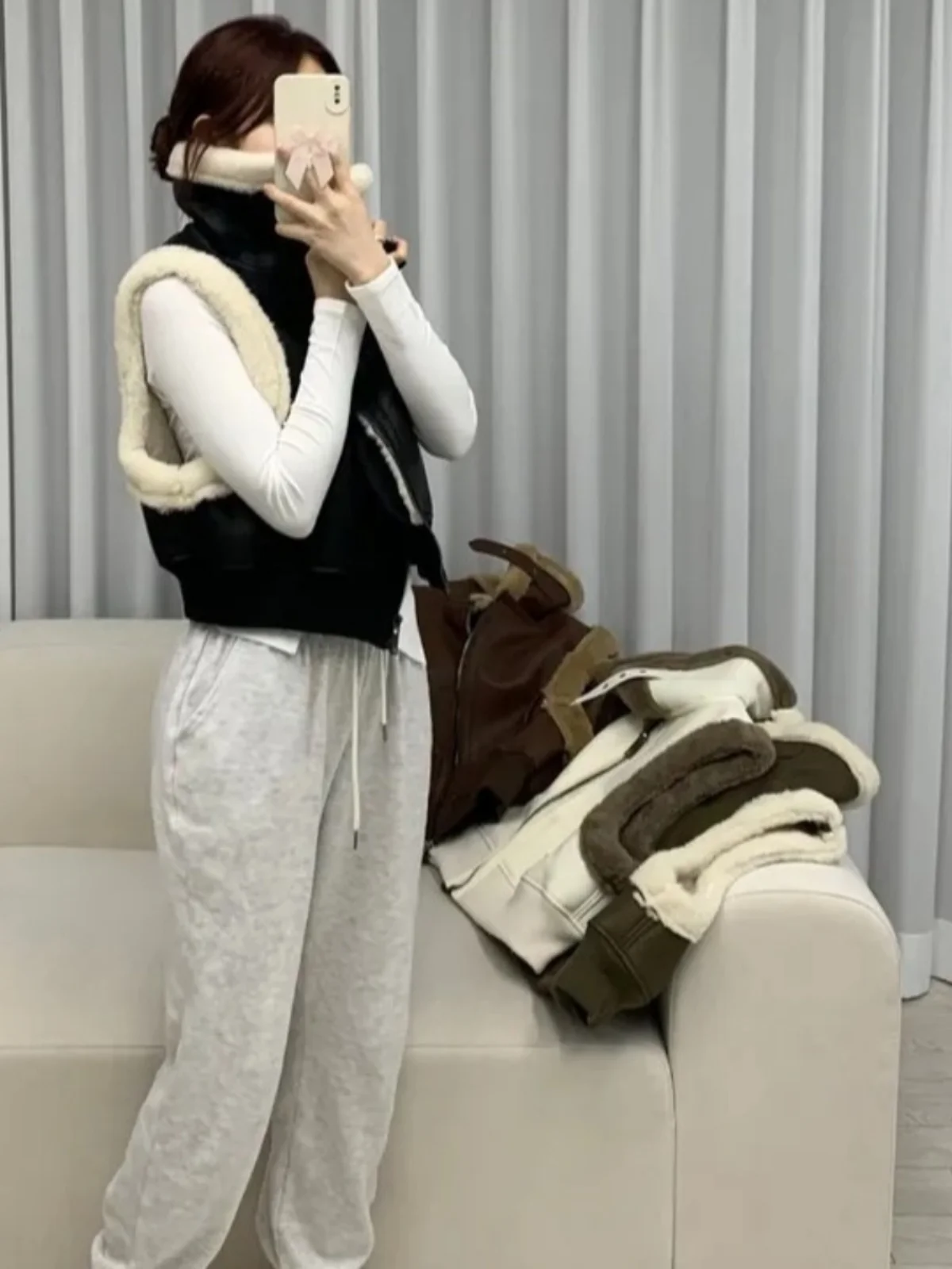 冬の新スタイルの女性のファッションハイエンドノースリーブ Pu レザーコットンジャケットオートバイ服統合毛皮ベストトップ