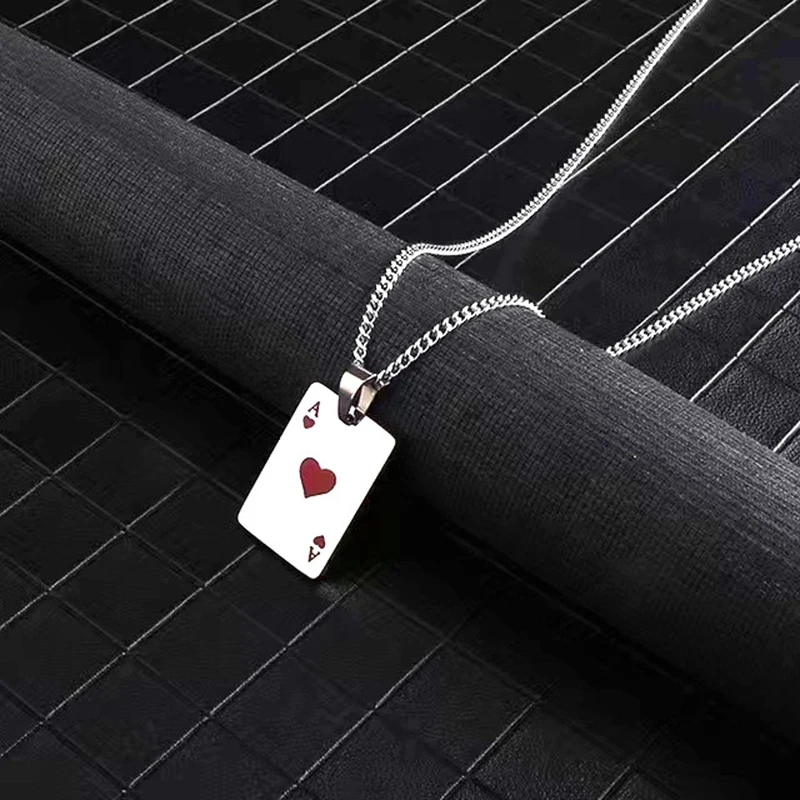 Collana decorativa in acciaio inossidabile con carta da gioco semplice e alla moda, adatta per viaggi quotidiani in feste e gioielli alla moda