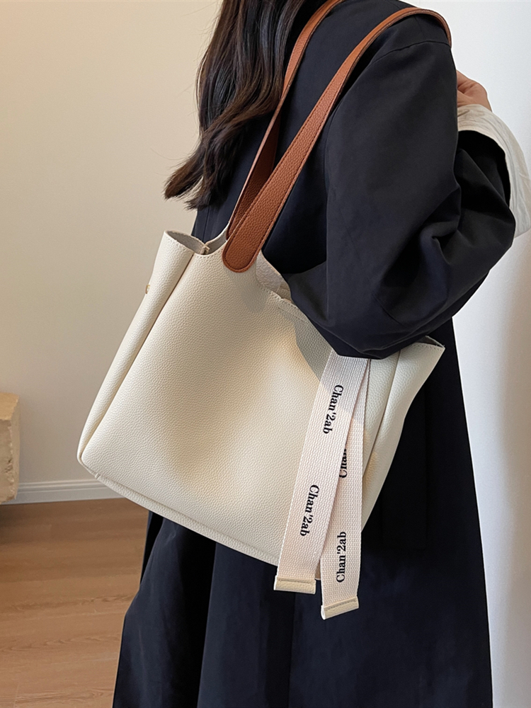 カジュアル大容量トートバッグ女性のクロスボディバッグファッショナブルな 2023 新スタイル学校通勤シングルショルダーバッグシンプルなマッチ