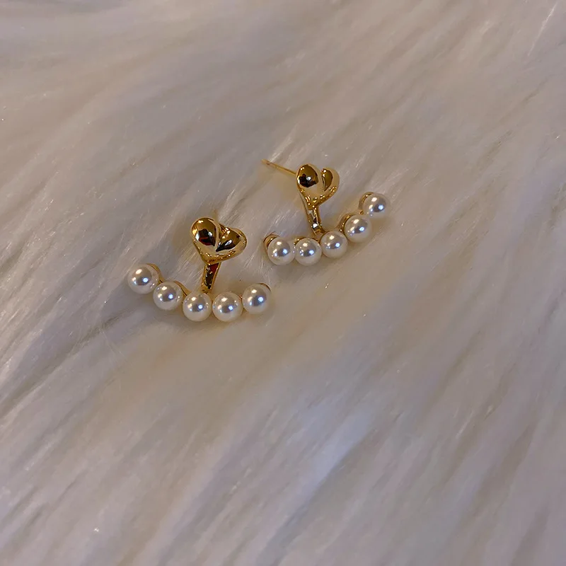 Orecchini a bottone con perle finte di lusso leggero Orecchini a bottone a forma di cuore dolce per le donne Regalo di gioielli da sposa per feste di moda