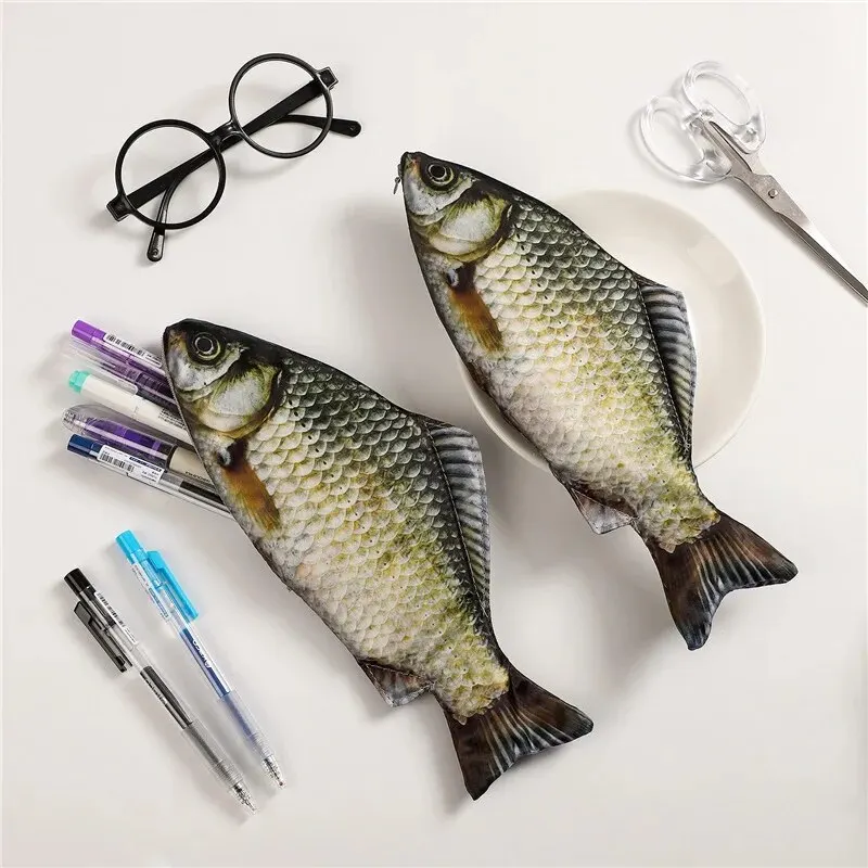 1pc presente criativo e peculiar simulado peixe caneta saco simulado crucian carpa papelaria saco