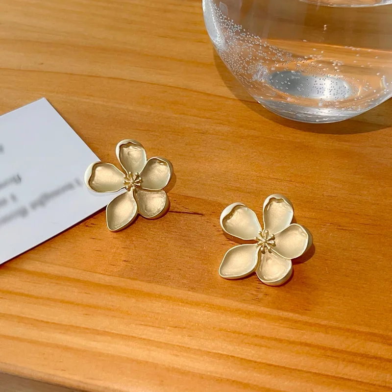 ZAKOL 여자를위한 새로운 골드 컬러 매트 질감 금속 꽃 귀걸이 여자 과장된 패션 파티 쥬얼리 선물