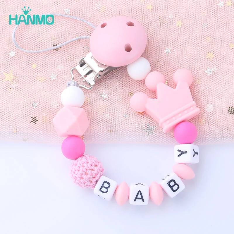 Cadena de chupete de silicona con nombre personalizado gratis hecha a mano, soporte para chupete con corona de silicona, clip mordedor seguro para bebé